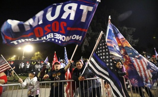 Des supporteurs de Donald Trump le 3 novembre 2011.