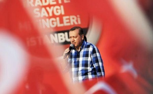 Le Premier ministre Recep Tayyip Erdogan a justifié dimanche devant plus de 100.000 partisans l'évacuation du dernier bastion des manifestants qui réclament sa démission depuis plus de deux semaines, sur fond d'affrontements sporadiques à Istanbul.