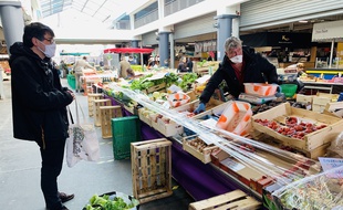 Des cagettes pour faire respecter le mètre de distanciation sociale au marché des Capucins de Bordeaux.