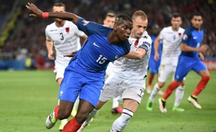 Le milieu de terrain Paul Pogba et le défenseur albanais Ansi Agolli lors de le rencontre au Vélodrome de Marseille (sud), le 15 juin 2016