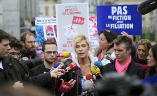 La tension monte à l'approche de la manifestation contre le mariage homosexuel: Manuel Valls a mis en garde l'extrême droite, le PS jugé que l'UMP prenait "une grave responsabilité" en soutenant le défilé et Frigide Barjot hésite à y prendre part.