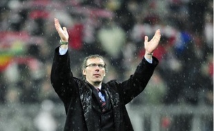Laurent Blanc salue le public après la victoire de Bordeaux à Munich, le 3 novembre.