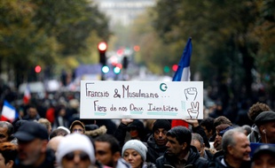 Une affiche "Français et musulmans, fiers de nos deux identités" lors de la marche à Paris contre l'islamophobie dimanche 10 novembre 2019.