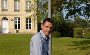 Gustavo Poyet, tout sourire, lors de son départ du Haillan.