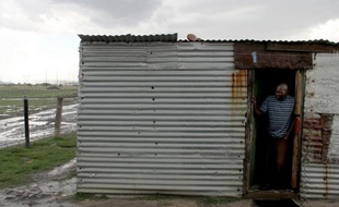 Pays le plus riche du continent africain, l'Afrique du Sud compte plus d'un quart d'habitants trop pauvres pour manger à leur faim (26,3%) et plus de la moitié vivant sous le seuil de pauvreté (52,3%) dix-huit ans après la fin de l'apartheid et l'instauration de la démocratie.