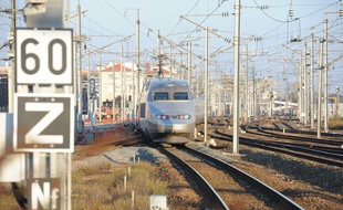Un train entre en gare de Nantes.