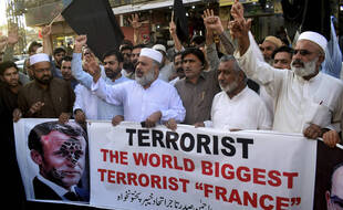 Des Pakistanais ont manifesté lundi 26 octobre 2020 contre contre la publication de caricatures du prophète Mahomet en France, qu'ils jugent blasphématoires.