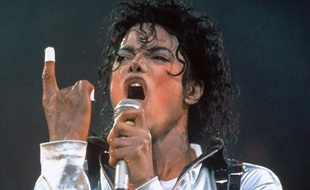 L'artiste du millénaire
Si son évocation auprès des moins de 20 ans ne provoque aucun émoi, il ne faut pas oublier que Michael Jackson est avant tout un véritable génie de la musique. Sacré Artiste du Millénaire en 2000, il est l'homme ayant vendu le plus de disques au monde en seulement cinq albums solo.