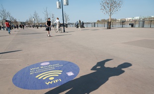 Illustration d'accès au Wifi dans un espace public.