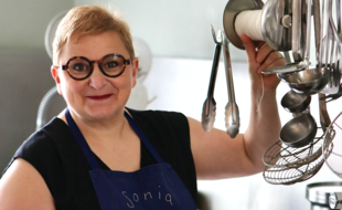 Sonia Ezgulian dans sa cuisine, à Lyon.