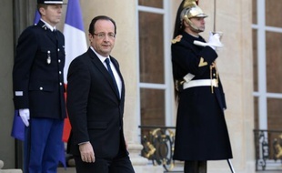 François Hollande a confirmé jeudi la présence de Français sur le site algérien où des islamistes retiennent des otages, disant avoir toute confiance en Alger "pour trouver les solutions les meilleures".