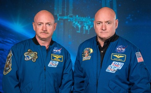 Mark (avec la moustache) et Scott Kelly en 2015.