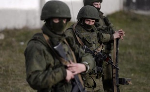 Hommes armés, probablement des soldats russes, à l'extérieur d'une base militaire ukrainienne à Perevalnoïe en Crimée, le 16 mars 2014