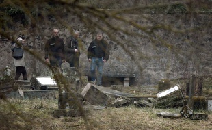 Les enquêteurs dans le cimetière juif de Sarre-Union (Bas-Rhin), où des tombes ont été profanées