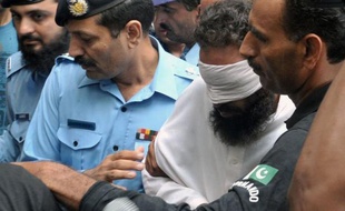 La police pakistanaise a écroué ce week-end l'imam à l'origine de la plainte contre Rimsha, cette chrétienne accusée d'avoir profané le Coran, pour avoir fabriqué des pièces à conviction, un rebondissement spectaculaire dans cette affaire qui soulève les passions.