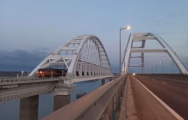 Des plongeurs russes examinent le pont de Crimée après l'explosion