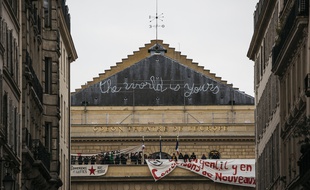 Des intermittents du spectacle occupent le théâtre de l'Odéon, à Paris, le 25 avril 2016.