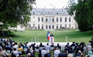 Emmanuel Macron a reçu ce lundi matin les 150 membres de la Convention citoyenne dans les jardins de l'Elysée