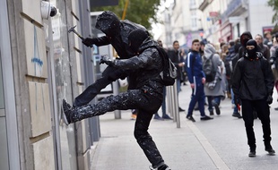 Des casseurs lors de la manifestation contre la loi Travail jeudi 17 avril à Nantes / AFP/ L.Venance