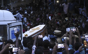 Des Indiens rendent un dernier hommage à deux hommes décédés à la suite de leur interpellation par les forces de l'ordre, à Sathankulam, le 26 juin 2020.