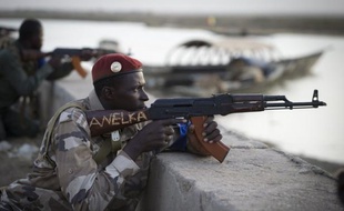 Chassés des principales villes du nord du Mali par les armées française et africaines, traqués et en partie brisés dans leur refuge du massif des Ifoghas, les combattants jihadistes tentent de se réorganiser dans des pays voisins et sur le territoire malien.
