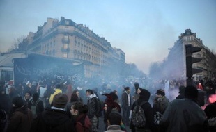 Huit policiers ont été blessés samedi, dont deux ont dû être hospitalisés, et quinze personnes ont été interpellées lors de la manifestation à Paris contre les lois antiterroristes et en soutien aux mis en examen dans l'enquête sur les dégradations de lignes TGV, a indiqué la préfecture de police (PP).