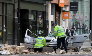Deux morts, 85.000 foyers privés d'électricité, fortes perturbations dans les transports ferroviaires et routiers, des dizaines d'arbres déracinés, restaurant évacué, glissement de terrain: la dernière tempête en date à s'abattre cet hiver sur le Royaume-Uni provoquait le chaos samedi.