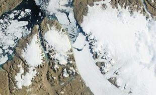 Un immense bloc de glace de deux fois la superficie de Paris ou Manhattan s'est détaché d'un glacier du Groenland, selon des images satellite de la Nasa révélant le dernier signe du réchauffement climatique.