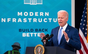 Joe Biden réagit après les chiffres décevants de l'emploi en septembre aux Etats-Unis, le 8 octobre 2021.