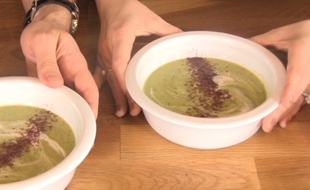 La soupe froide de courgettes au lait de coco et sumac par Gratinez.