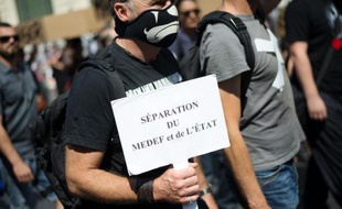 Un artiste manifeste avec des milliers d'autres salariés de professions diverses contre la politique du gouvernement, le 26 juin 2014 à Paris