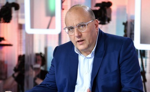 Julien Dray, vice-président PS au conseil régional d'Ile-de-France, sur France 5 dans l'émission C Politique le 14 juin 2015 à Paris.