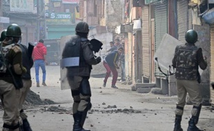 Des policiers indiens face à des manifestants dans le Cachemire le 212 novembre 2014