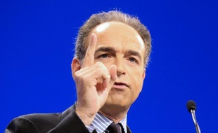 Jean-François Copé a annoncé mercredi la réintégration au sein de l'UMP de Pierre Charon et Jacques Gautier, élus en septembre sénateurs sur des listes dissidentes, tandis que les dissidents battus restent, eux, suspendus pendant deux ans.