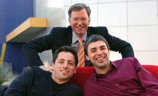 Eric Schmidt, aux côtés des cofondateurs de Google Sergey Brin et Larry Page en 2004.