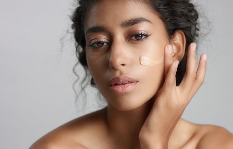 Face glue : la colle pour le visage, nouvelle star des bases de maquillage