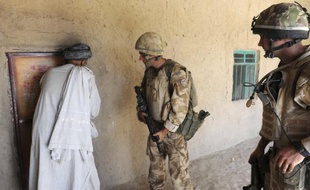 Des soldats alliés procèdent à des inspections à la recherche de talibans, en Afghanistan, juillet 2009.