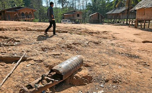 A Bab Labengnam au Laos, une carcasse rouillée de bombe exposée tel un trophée.