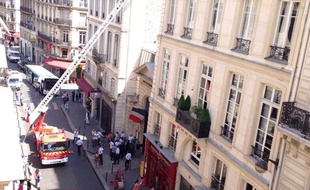 Un incendie s'est déclaré lundi 29 juillet vers 13h sur le toit de la mairie du 9e arrondissement à Paris (photo envoyée par un internaute).