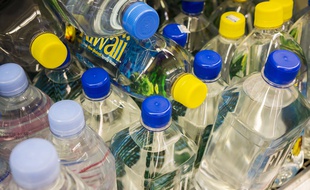 Illustration: De l'eau en bouteille.