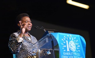 L'Afrique du Sud va donner "sous peu" le coup d'envoi légal pour l'exploration du gaz de schiste, a confirmé mardi la ministre sud-africaine des Mines Susan Shabangu, lors d'une grande conférence minière au Cap.