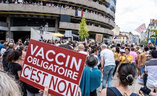 Chaque week-end en France, le nombre de personnes manifestant contre le pass sanitaire et à la contrainte vaccinale ne cesse d'augmenter.