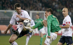 Le milieu de terrain Jérémy Toulalan (en blanc), lors du match Saint-Etienne - Lyon, le 31 octobre 2009.