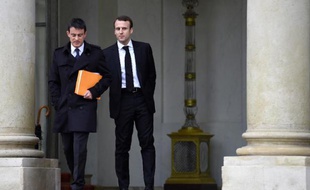 Le Premier ministre Manuel Valls (g) et le ministre de l'Economie Emmanuel Macron quittent l'Elysée le 10 décembre 2014