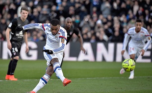 L'attaquant de l'OL Alexandre Lacazette marque contre Metz, le 25 janvier 2015.