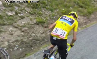 Le maillot jaune Christopher Froome victime d'un problème mécanique, le 24 juillet 2015.