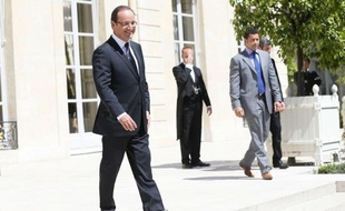 Le président François Hollande a laissé toutes les options fiscales ouvertes pour rétablir l'équilibre des finances publiques, à l'exception de la TVA, réaffirmant que le relèvement de la CSG était une voie possible et renvoyant aux discussions avec les partenaires sociaux.