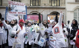 Plusieurs centaines de salariés du groupe pharmaceutique Sanofi-Avantis ont manifesté jeudi à Paris et Lyon pour réclamer "le gel des plans sociaux" en cours dans l'entreprise et le vote rapide d'une "loi Sanofi" pour "sauver les emplois face à la finance".