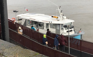 Deux navettes fluviales assurent des liaisons entre les deux rives bordelaises.