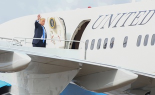 Donald Trump embarque à bord d'Air Force One, le 21 août 2018.
